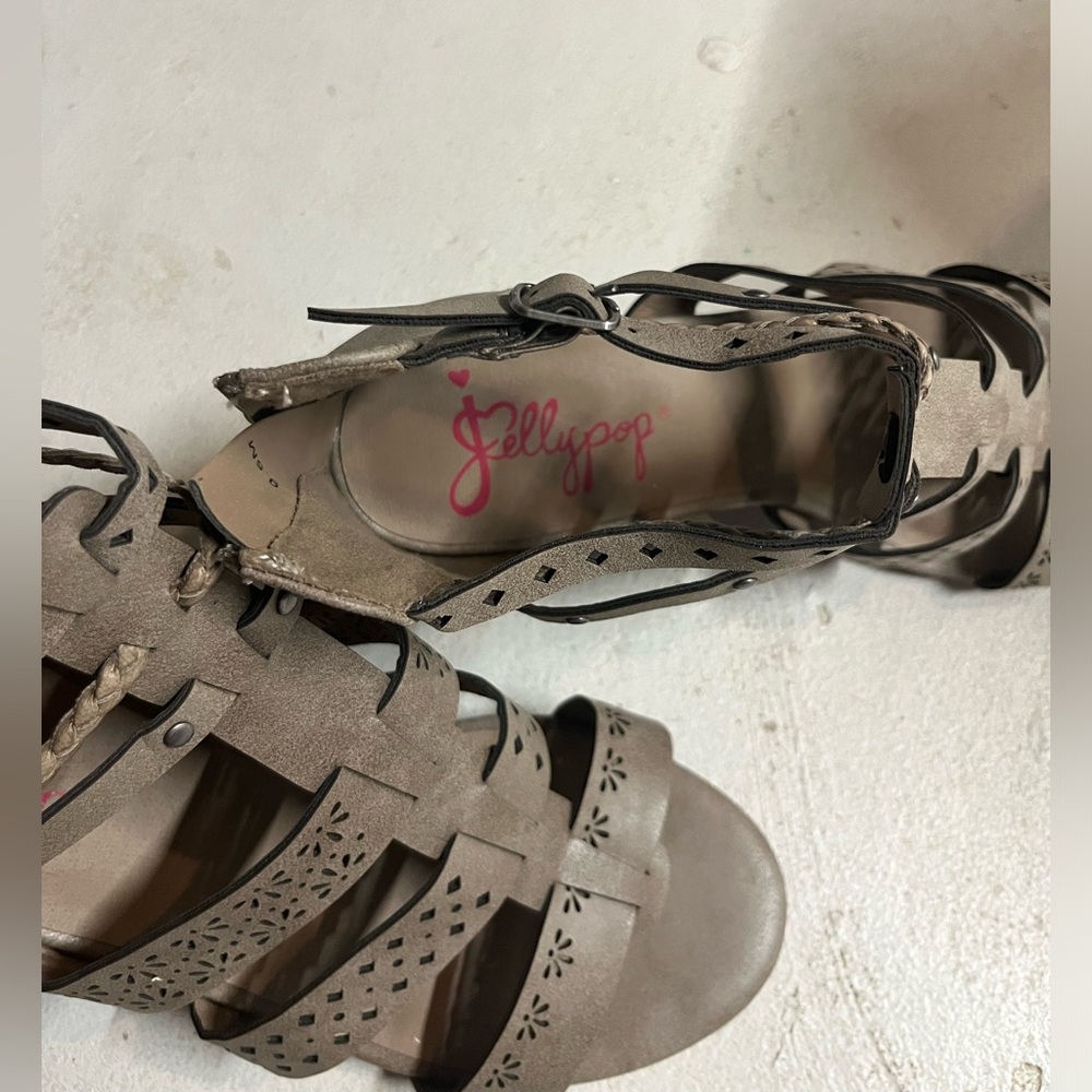 Heel shoe
